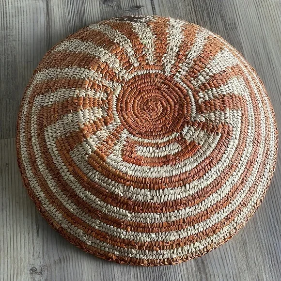 Woven basket - Picture 4 of 4